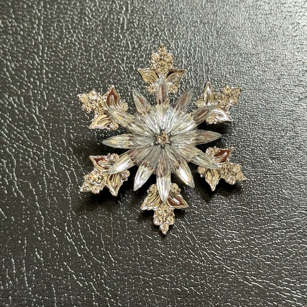 Snowflake Brooch Silver Tone With Clear Crystals New - Picture 4 of 4